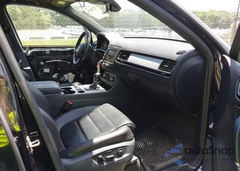 2017 Volkswagen Touareg V6 Wolfsburg Edition z USA, uszkodzony, nr VIN WVGRF7BP9HD001737